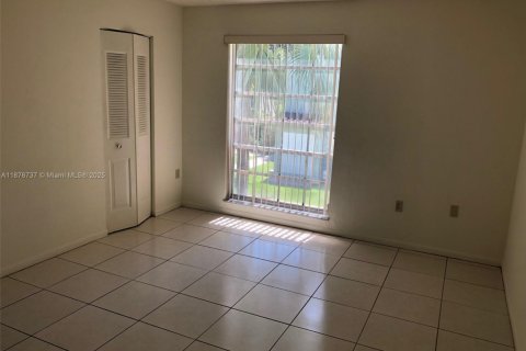 Touwnhouse à vendre à Miami, Floride: 2 chambres, 111.95 m2 № 2077144 - photo 13