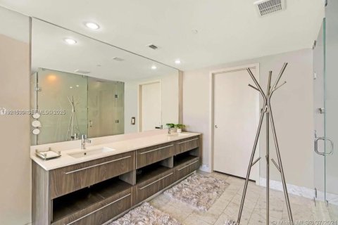 Condominio en alquiler en Miami, Florida, 1 dormitorio, 89.09 m2 № 1992865 - foto 2