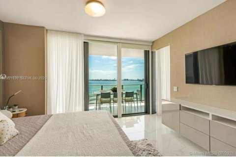 Condominio en alquiler en Miami, Florida, 1 dormitorio, 89.09 m2 № 1992865 - foto 1
