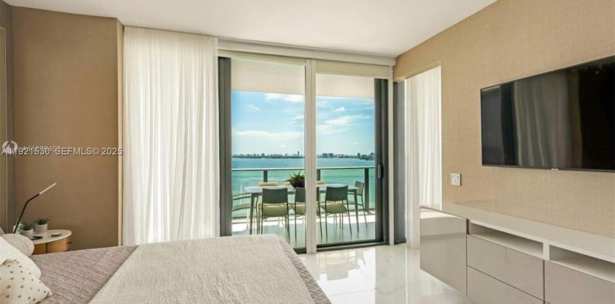 Condominio en Miami, Florida, 1 dormitorio  № 1992865