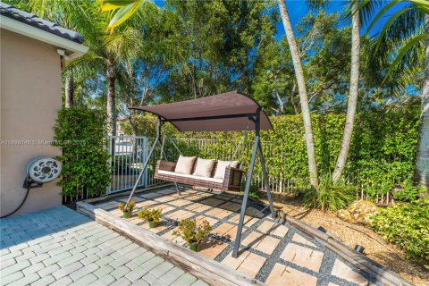 House in Weston, Florida 4 bedrooms, 174.28 sq.m. № 1971176 - photo 9