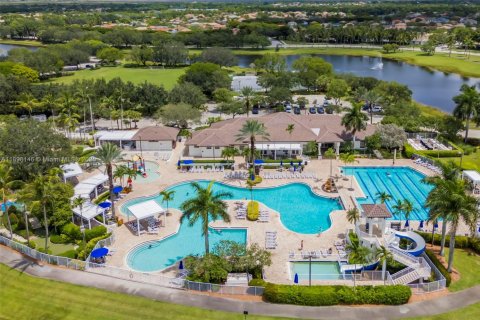 House in Weston, Florida 4 bedrooms, 174.28 sq.m. № 1971176 - photo 6