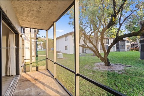 Купить кондоминиум в Маргит, Флорида 2 спальни, 94.67м2, № 1965824 - фото 25