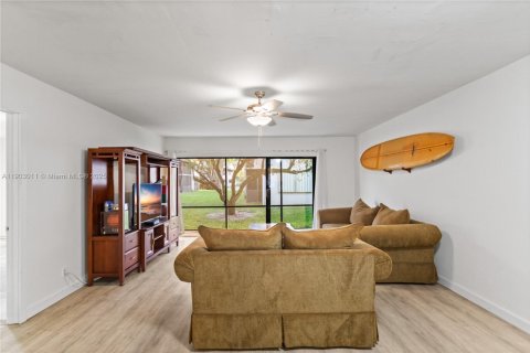 Купить кондоминиум в Маргит, Флорида 2 спальни, 94.67м2, № 1965824 - фото 1