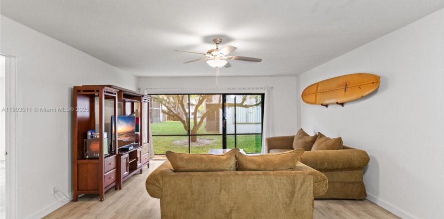 Кондоминиум с 2 спальнями в Маргит, Флорида № 1965824