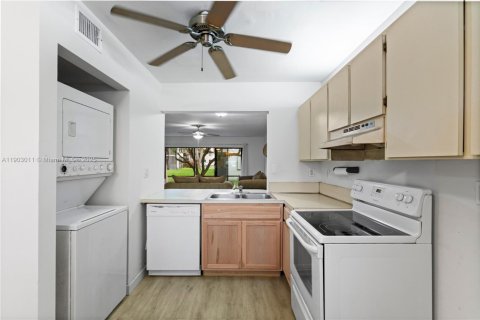 Купить кондоминиум в Маргит, Флорида 2 спальни, 94.67м2, № 1965824 - фото 14