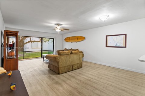 Купить кондоминиум в Маргит, Флорида 2 спальни, 94.67м2, № 1965824 - фото 4