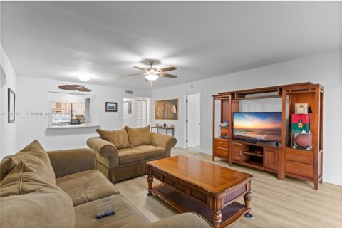 Купить кондоминиум в Маргит, Флорида 2 спальни, 94.67м2, № 1965824 - фото 8