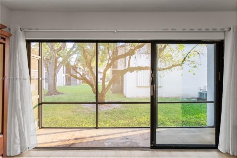 Купить кондоминиум в Маргит, Флорида 2 спальни, 94.67м2, № 1965824 - фото 3