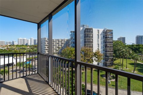 Copropriété à vendre à Aventura, Floride: 2 chambres, 87.7 m2 № 1994327 - photo 12