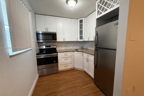 Снять в аренду кондоминиум в Пальметто-Бей, Флорида 1 спальня, 61.69м2, № 1951629 - фото 2