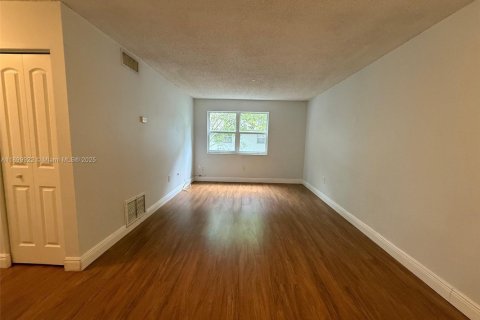 Снять в аренду кондоминиум в Пальметто-Бей, Флорида 1 спальня, 61.69м2, № 1951629 - фото 4