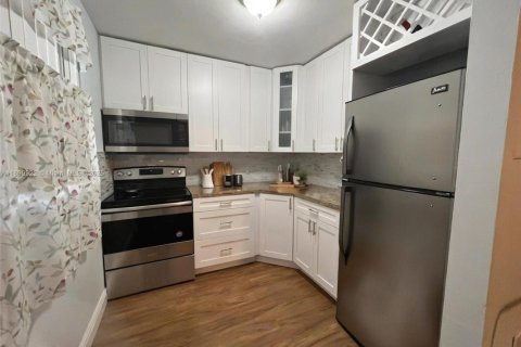 Снять в аренду кондоминиум в Пальметто-Бей, Флорида 1 спальня, 61.69м2, № 1951629 - фото 1