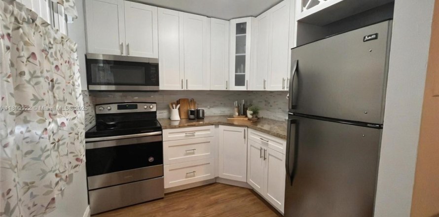 Кондоминиум с 1 спальней в Пальметто-Бей, Флорида № 1951629