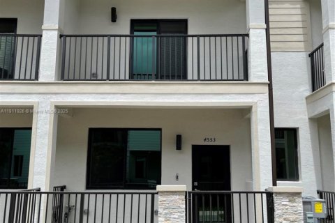 Купить таунхаус в Дорал, Флорида 3 спальни, 149.57м2, № 1967649 - фото 1