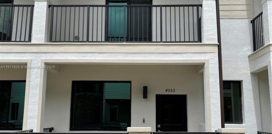 Таунхаус в URBANA в Дорал, Флорида 3 спальни, 149.57м2 № 1967649