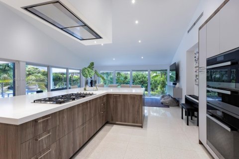 House in Coral Gables, Florida 4 bedrooms, 430.88 sq.m. № 1924969 - photo 12