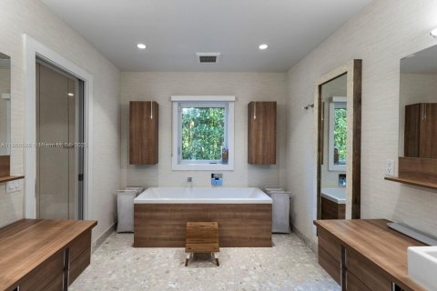 House in Coral Gables, Florida 4 bedrooms, 430.88 sq.m. № 1924969 - photo 26