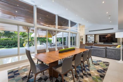House in Coral Gables, Florida 4 bedrooms, 430.88 sq.m. № 1924969 - photo 14