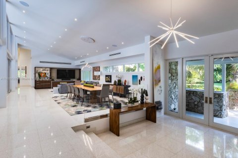House in Coral Gables, Florida 4 bedrooms, 430.88 sq.m. № 1924969 - photo 7