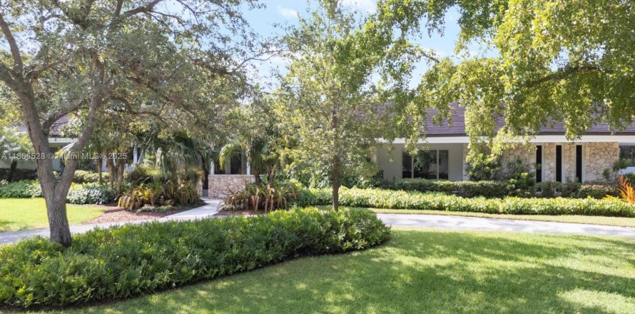 House in Coral Gables, Florida 4 bedrooms, 430.88 sq.m. № 1924969