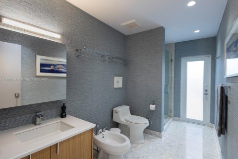 House in Coral Gables, Florida 4 bedrooms, 430.88 sq.m. № 1924969 - photo 18