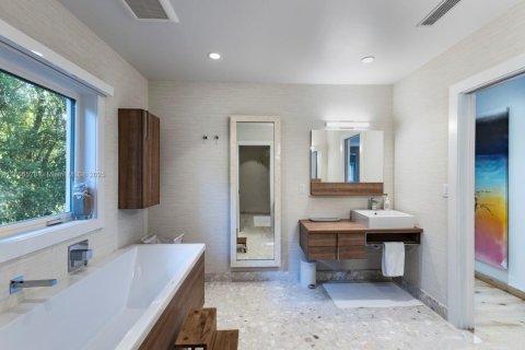 House in Coral Gables, Florida 4 bedrooms, 430.88 sq.m. № 1924969 - photo 27