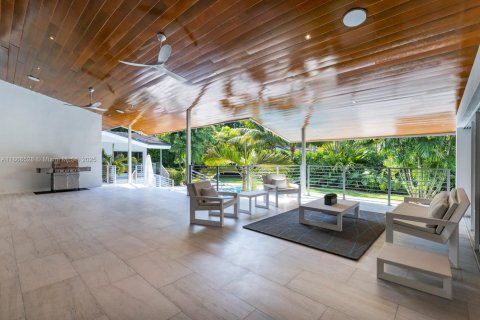 House in Coral Gables, Florida 4 bedrooms, 430.88 sq.m. № 1924969 - photo 16