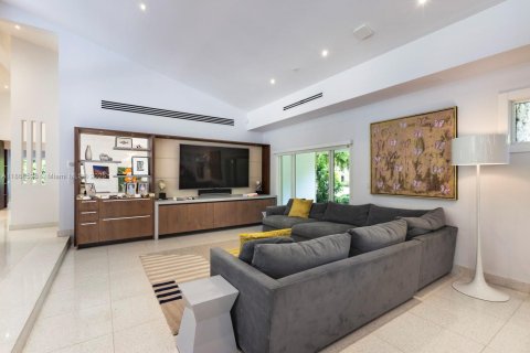 House in Coral Gables, Florida 4 bedrooms, 430.88 sq.m. № 1924969 - photo 9