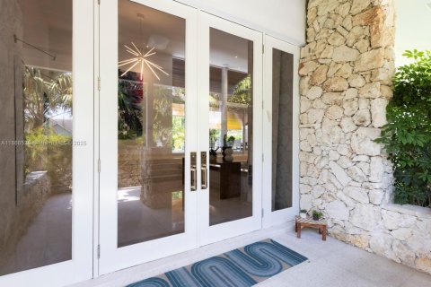 House in Coral Gables, Florida 4 bedrooms, 430.88 sq.m. № 1924969 - photo 4