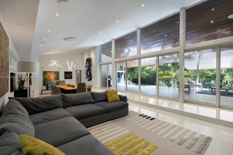 House in Coral Gables, Florida 4 bedrooms, 430.88 sq.m. № 1924969 - photo 15