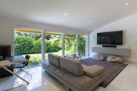 House in Coral Gables, Florida 4 bedrooms, 430.88 sq.m. № 1924969 - photo 23