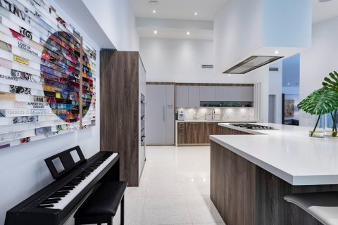 House in Coral Gables, Florida 4 bedrooms, 430.88 sq.m. № 1924969 - photo 11