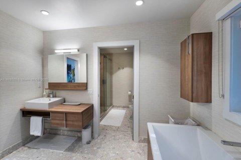 House in Coral Gables, Florida 4 bedrooms, 430.88 sq.m. № 1924969 - photo 28