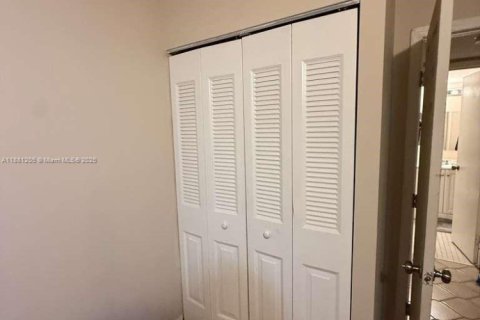 Condo in Hollywood, Florida, 1 bedroom  № 1977632 - photo 13