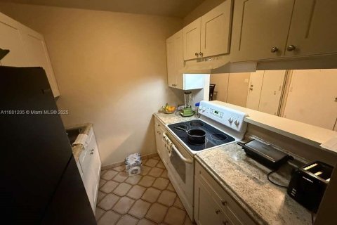 Condo in Hollywood, Florida, 1 bedroom  № 1977632 - photo 8