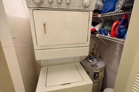 Condo in Hollywood, Florida, 1 bedroom  № 1977632 - photo 22