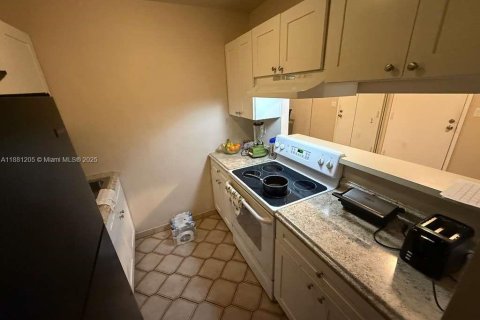 Condo in Hollywood, Florida, 1 bedroom  № 1977632 - photo 11