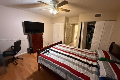 Condo in Hollywood, Florida, 1 bedroom  № 1977632 - photo 15