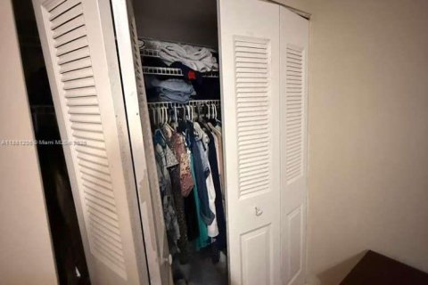 Condo in Hollywood, Florida, 1 bedroom  № 1977632 - photo 10