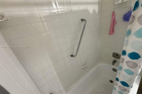 Condo in Hollywood, Florida, 1 bedroom  № 1977632 - photo 17