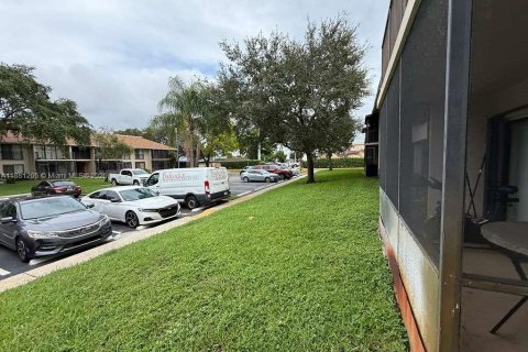 Condo in Hollywood, Florida, 1 bedroom  № 1977632 - photo 25