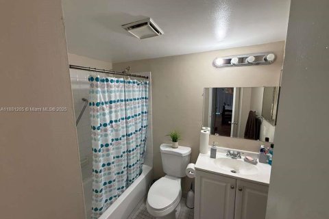 Condo in Hollywood, Florida, 1 bedroom  № 1977632 - photo 16