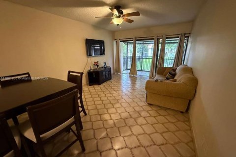 Condo in Hollywood, Florida, 1 bedroom  № 1977632 - photo 3