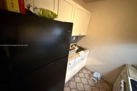 Condo in Hollywood, Florida, 1 bedroom  № 1977632 - photo 9