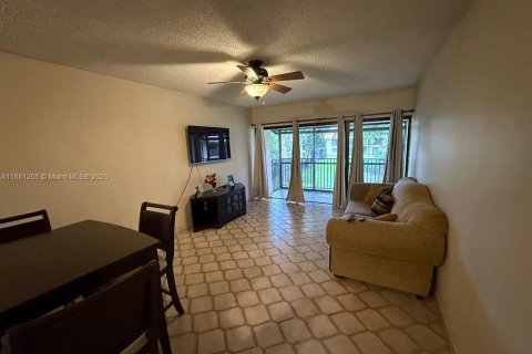 Condo in Hollywood, Florida, 1 bedroom  № 1977632 - photo 2