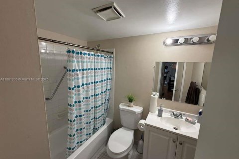 Condo in Hollywood, Florida, 1 bedroom  № 1977632 - photo 18