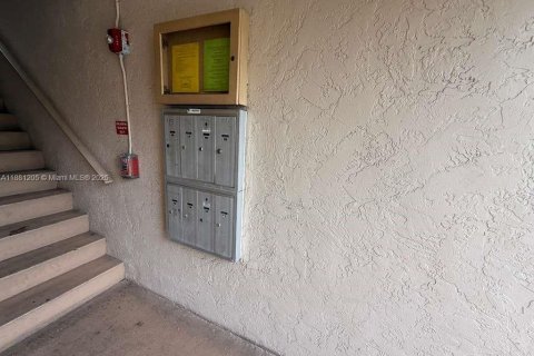 Condo in Hollywood, Florida, 1 bedroom  № 1977632 - photo 24