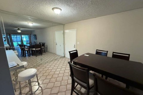 Condo in Hollywood, Florida, 1 bedroom  № 1977632 - photo 4