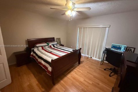 Condo in Hollywood, Florida, 1 bedroom  № 1977632 - photo 12